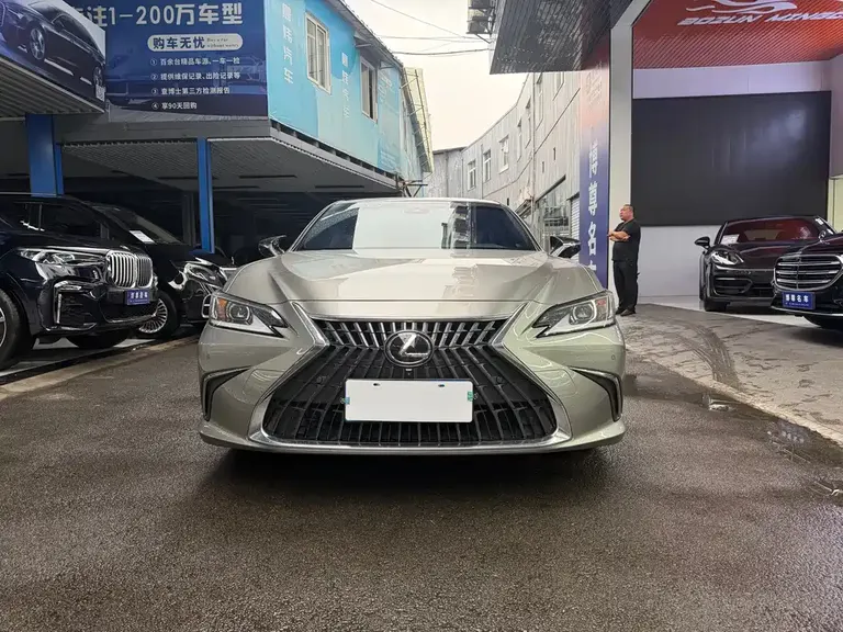 Lexus ES 200 Outstanding