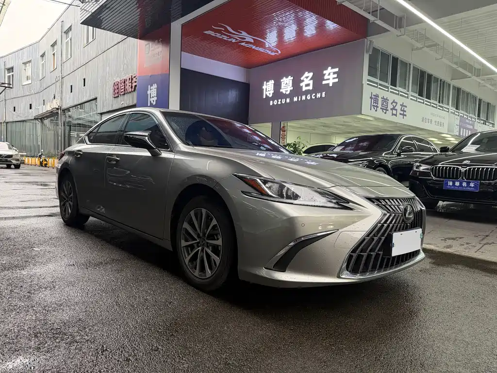 Lexus ES 200 Outstanding