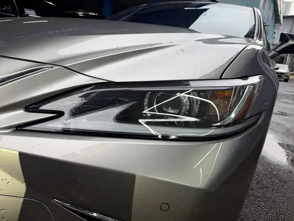 Lexus ES 200 Outstanding