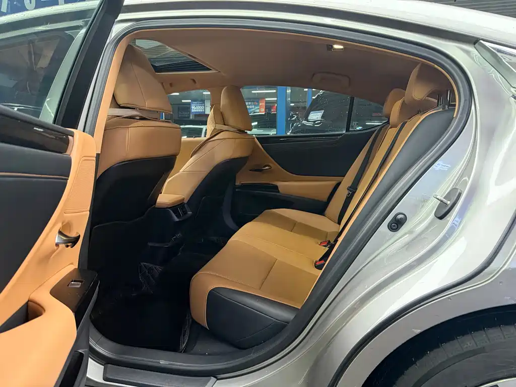Lexus ES 200 Outstanding