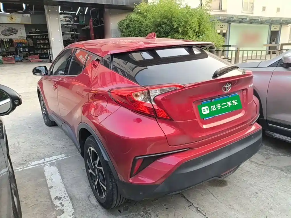 Toyota C-HR 2.0 L Leading