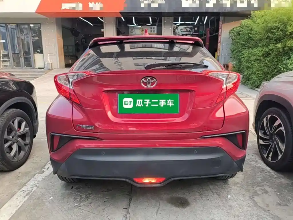 Toyota C-HR 2.0 L Leading