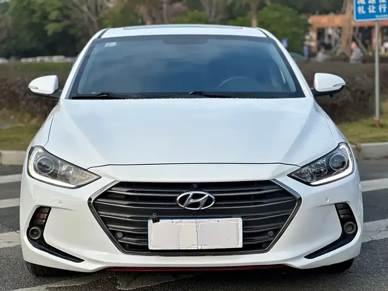 Hyundai Elantra 1.6 L Auto Smart Dazzle · Luxury