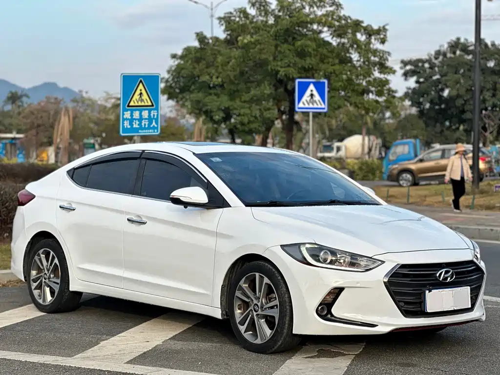 Elantra 1.6 L Auto Smart Dazzle · Luxury