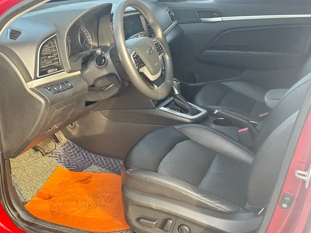 Elantra 1.6 L Auto Smart Dazzle · Luxury