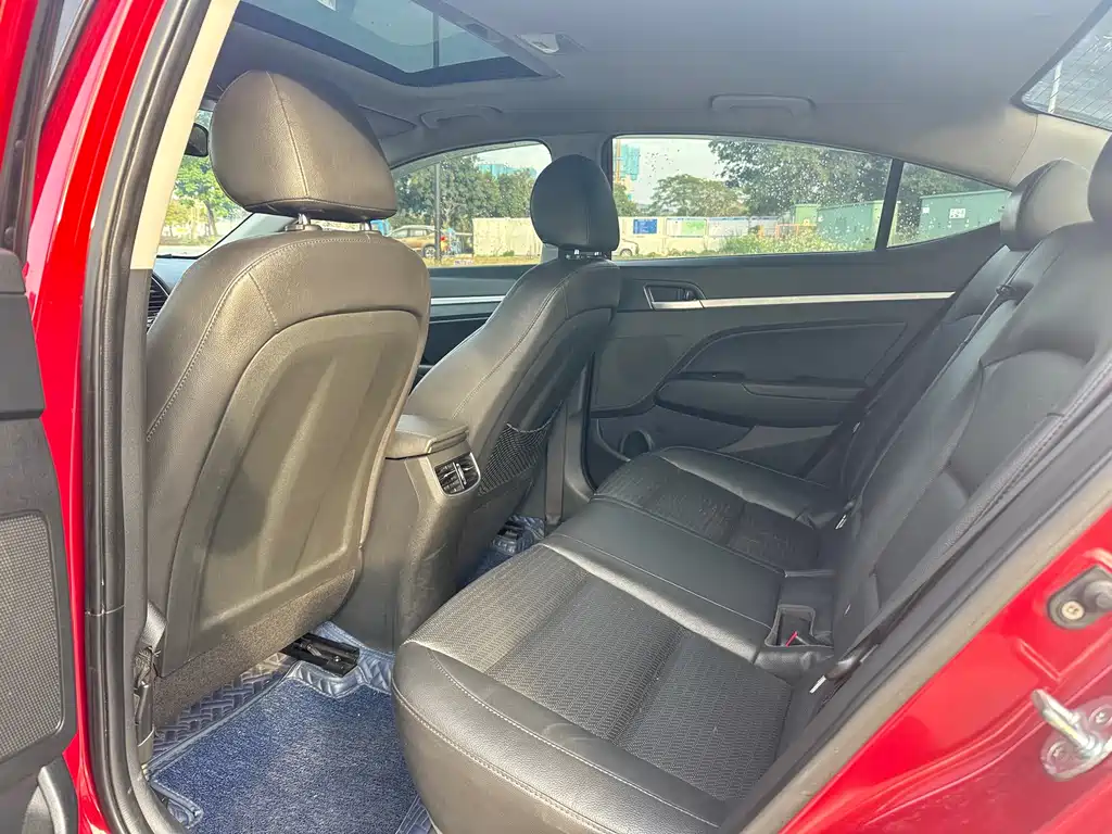 Elantra 1.6 L Auto Smart Dazzle · Luxury