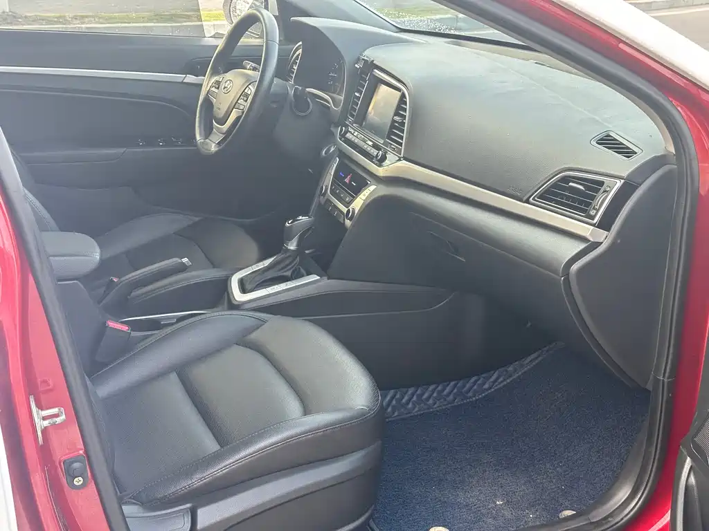Elantra 1.6 L Auto Smart Dazzle · Luxury
