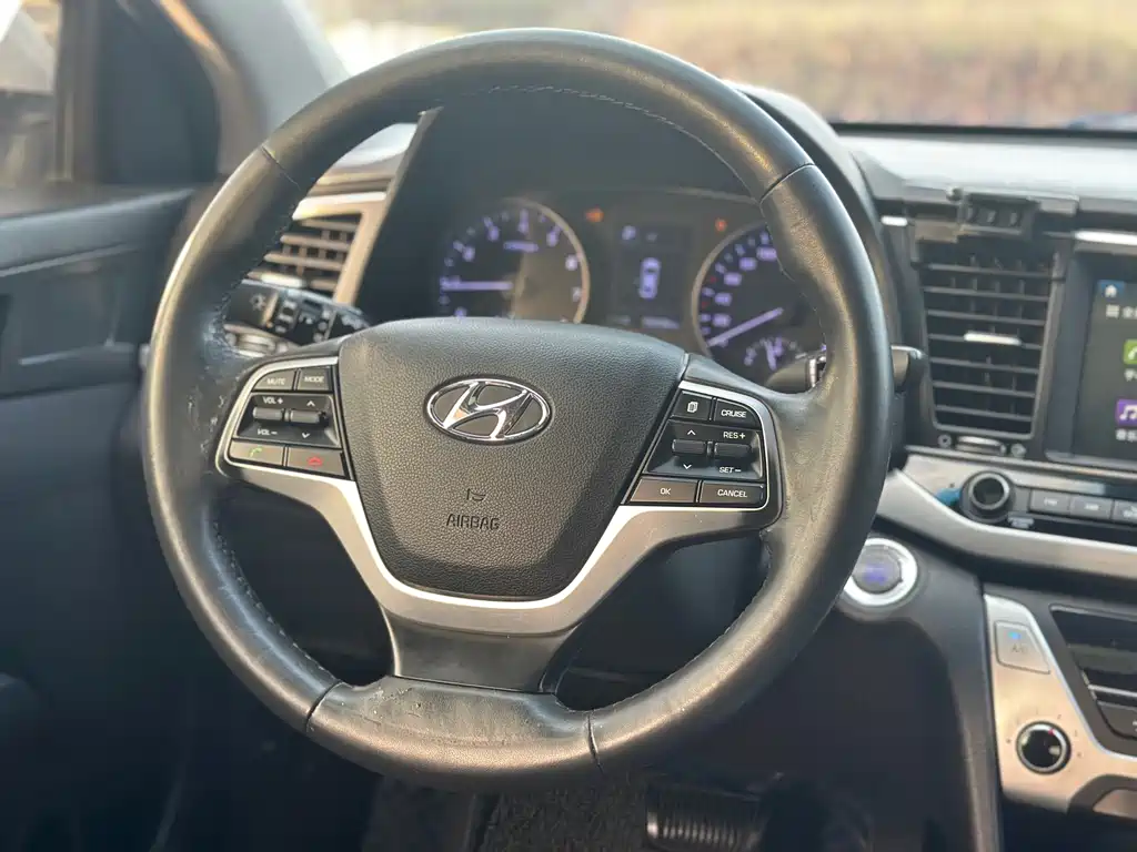 Elantra 1.6 L Auto Smart Dazzle · Luxury