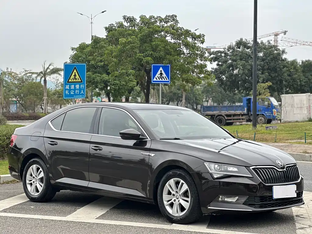 Superb TSI280 DSG Forward