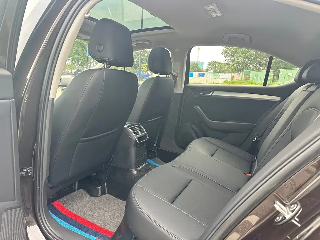 Superb TSI280 DSG Forward