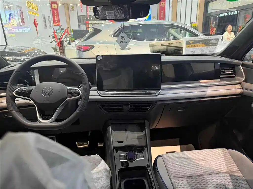 Tiguan L Outstanding 330 TSI Auto 2 WD R-Line Dragon Shine