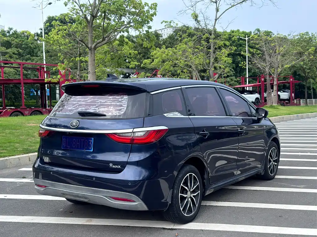Song MAX 1.5 T Auto Connected Luxury 6-seat