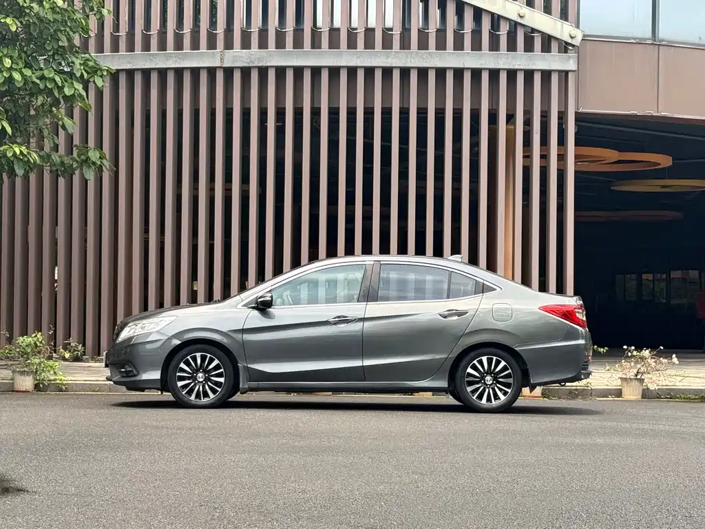 Crider 1.8 L Auto Luxury