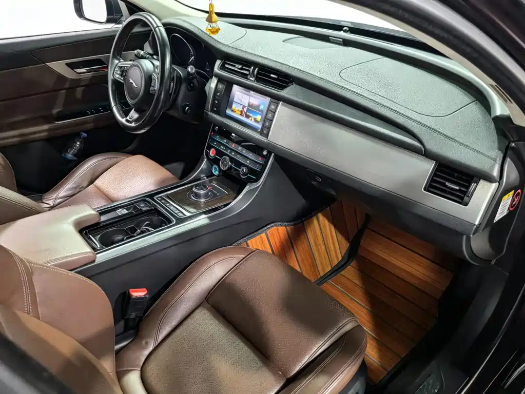 Jaguar XFL XFL 2.0 T 240 PS Luxury