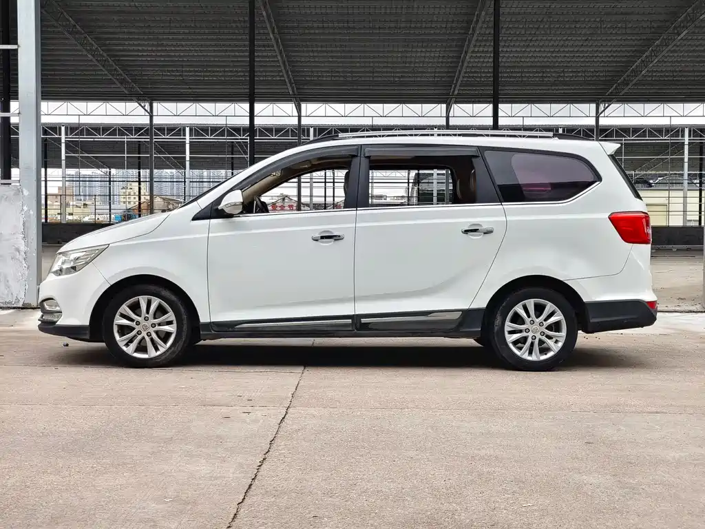 Baojun 730 1.5 L Manual Luxury 7-seat