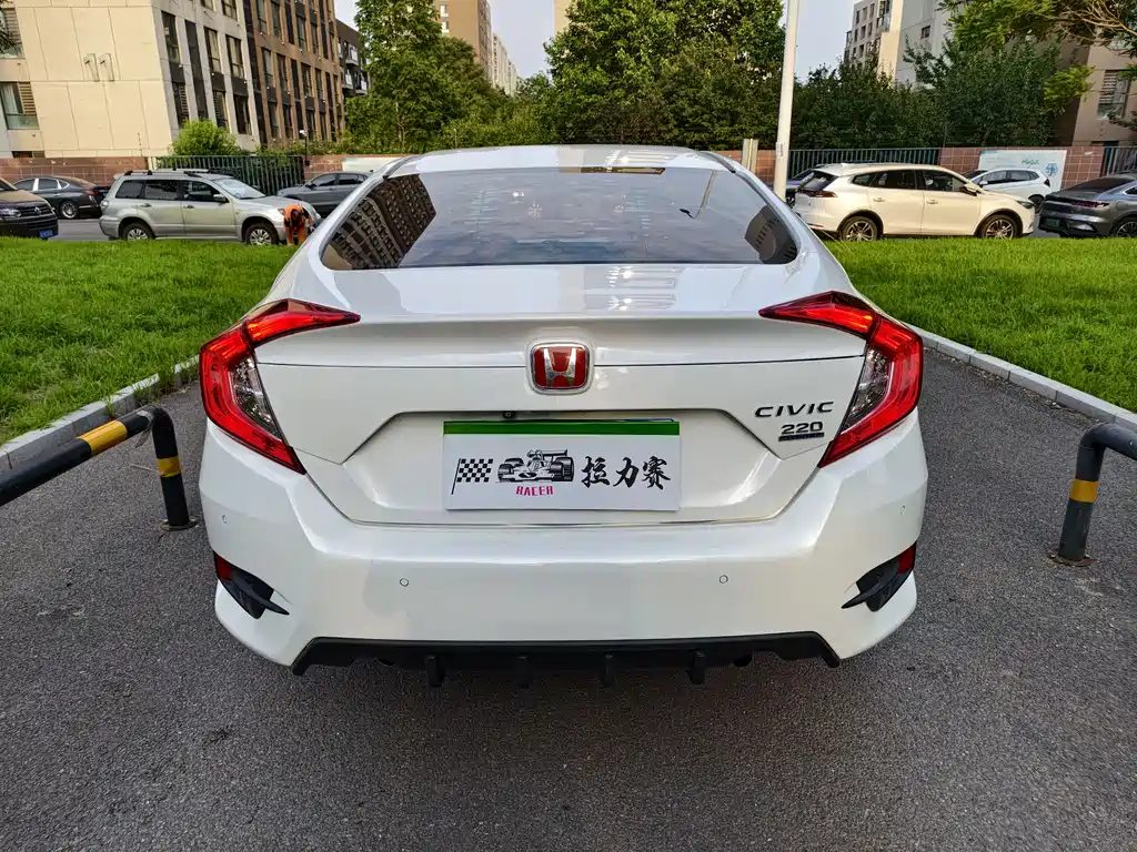 Civic 220 TURBO CVT Luxury