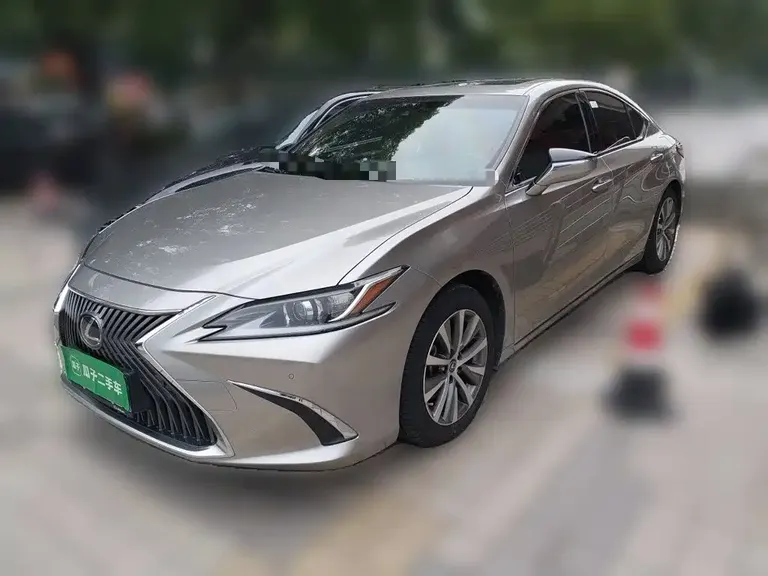 Lexus ES 200 Outstanding