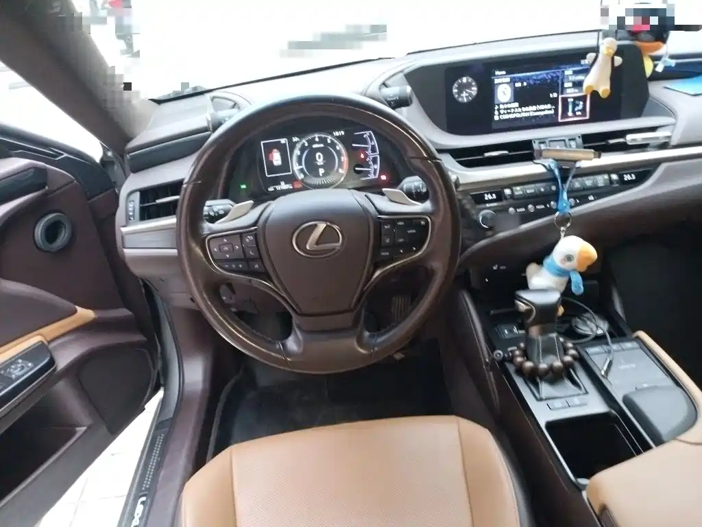 Lexus ES 200 Outstanding