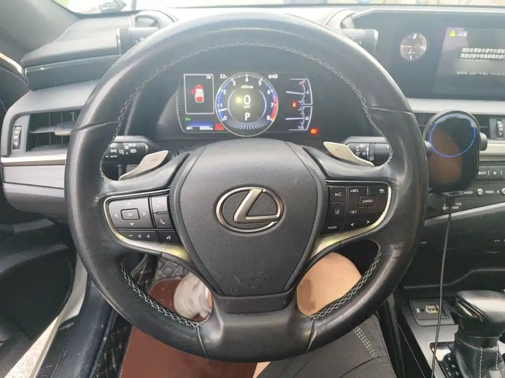 Lexus ES 200 Outstanding CN-V