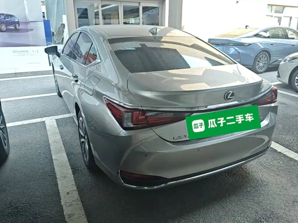 Lexus ES 200 Outstanding