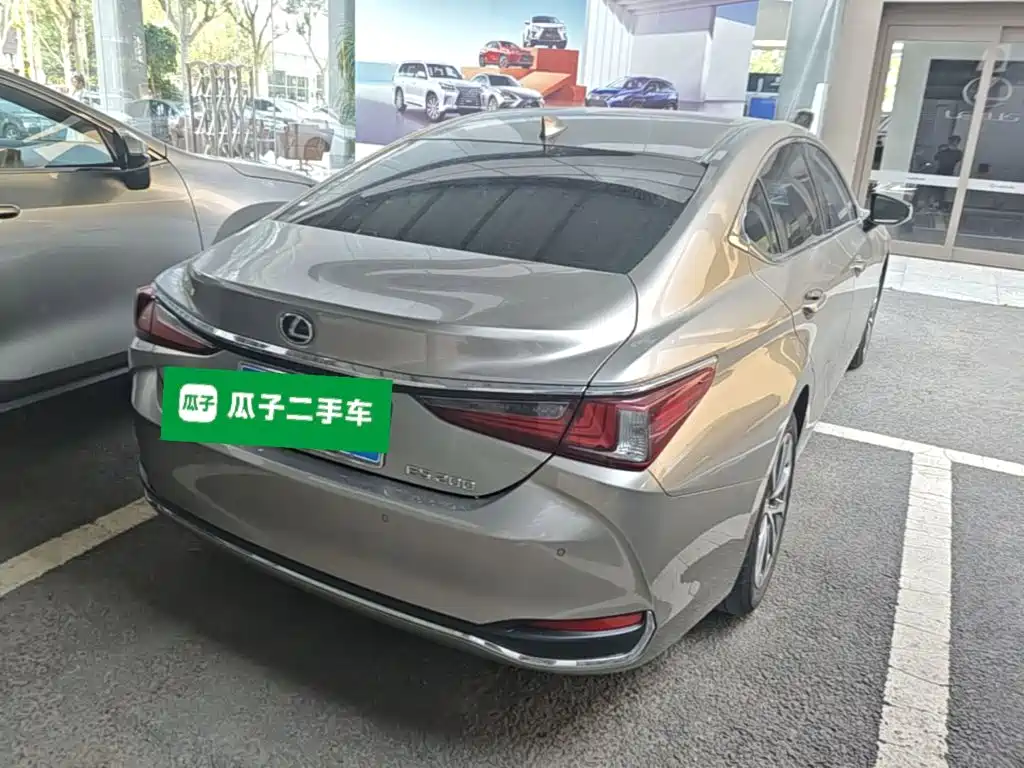 Lexus ES 200 Outstanding