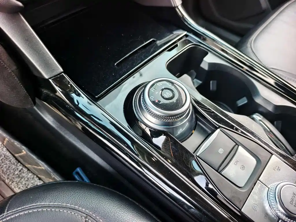 Explorer EcoBoost 285 4 WD Titanium 6-seat