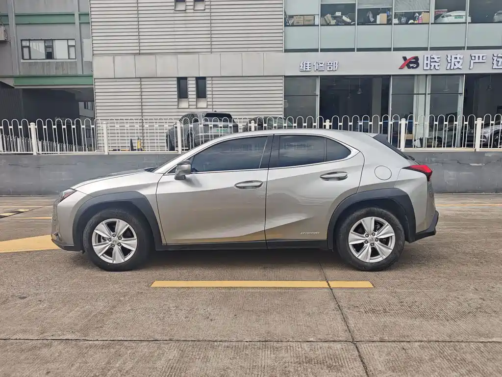 Lexus UX 260 h · CN-V