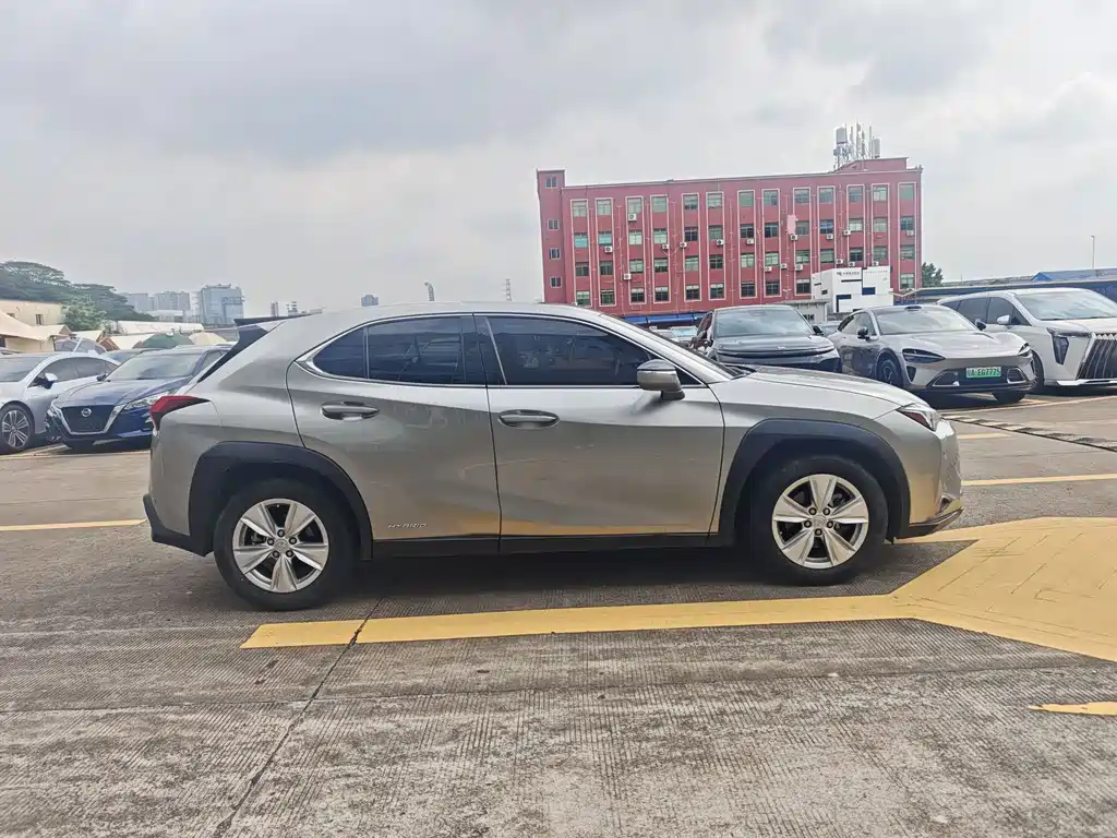 Lexus UX 260 h · CN-V