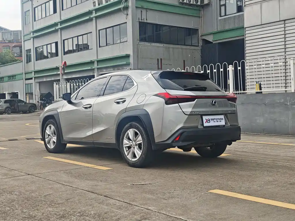 Lexus UX 260 h · CN-V