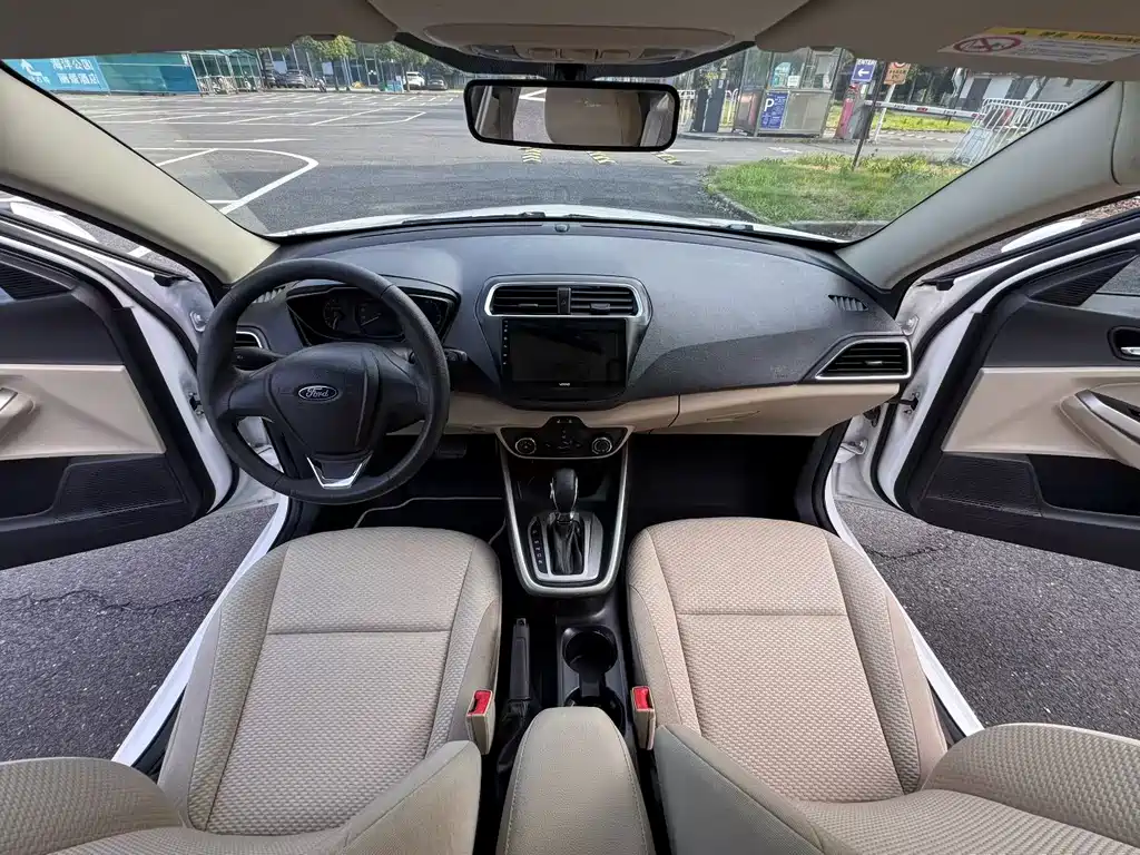 Escort 1.5 L Auto Comfort