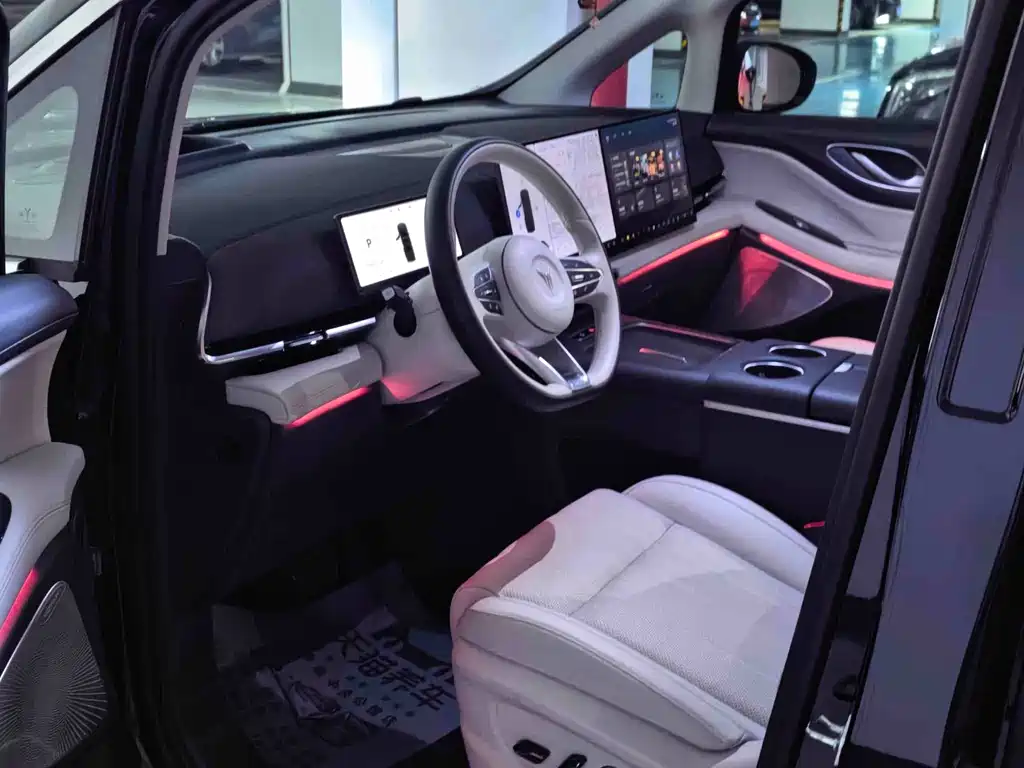 Voyah Dreamer PHEV 4 WD Distinguished Kunpeng