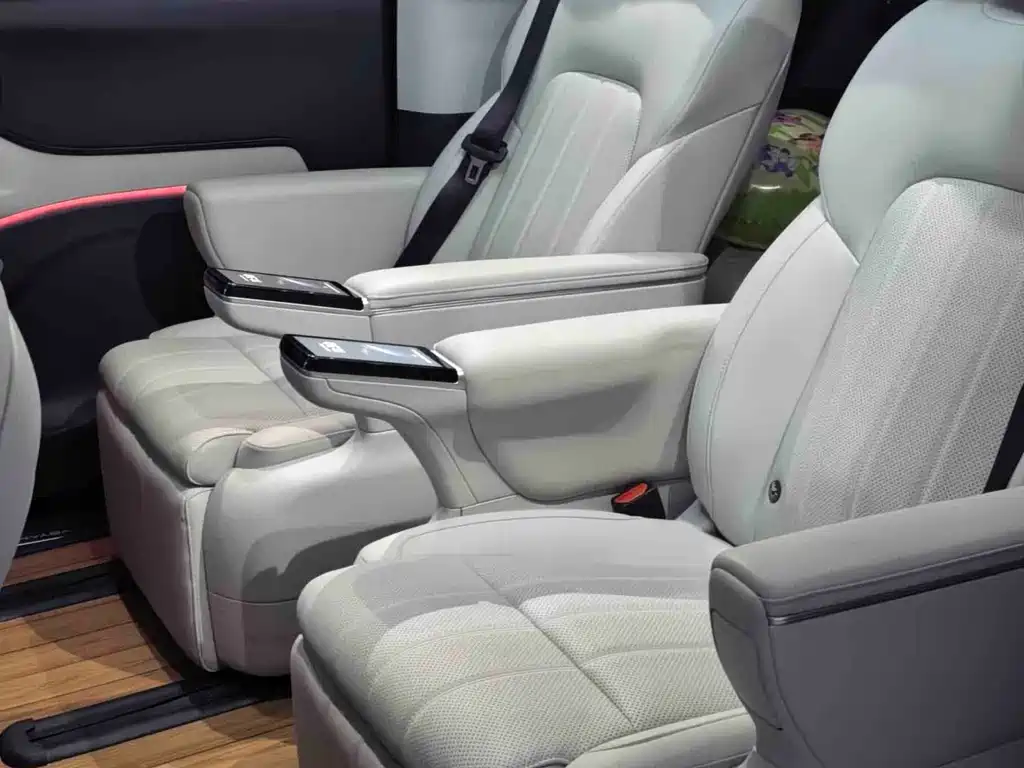 Voyah Dreamer PHEV 4 WD Distinguished Kunpeng
