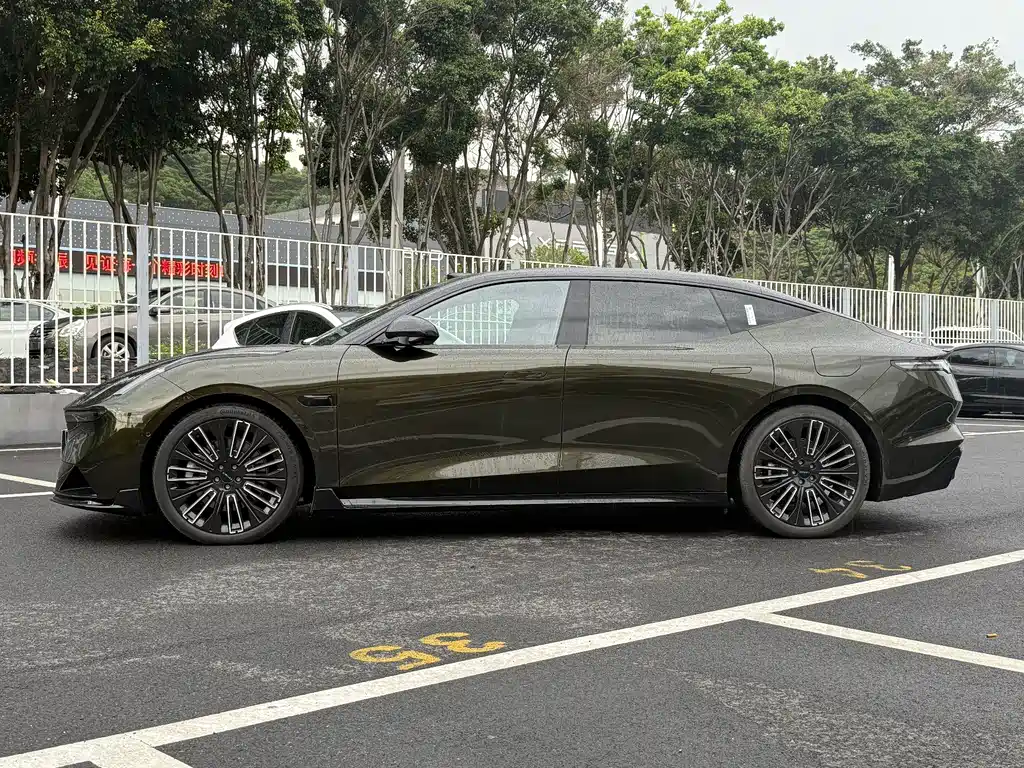 Lynk & Co 10 EM-P 领克10 2025款 240四驱Ultra运动版