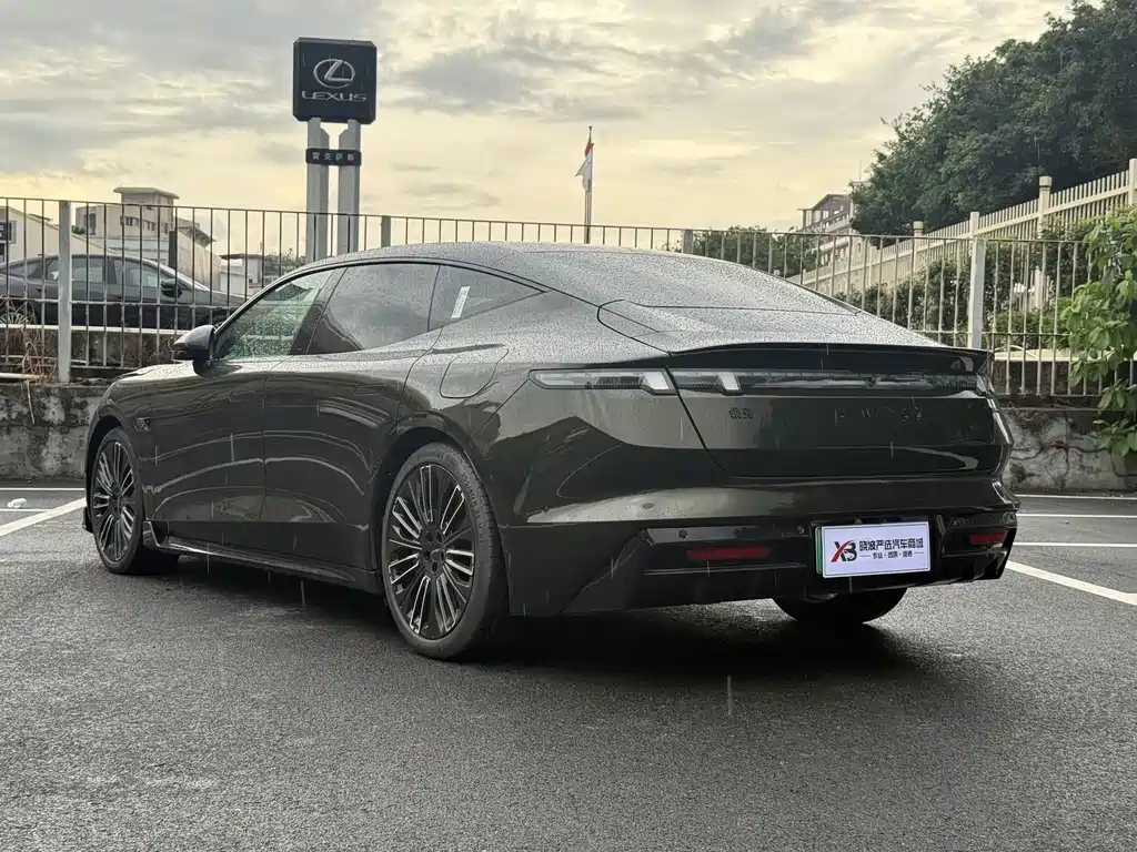 Lynk & Co 10 EM-P 领克10 2025款 240四驱Ultra运动版