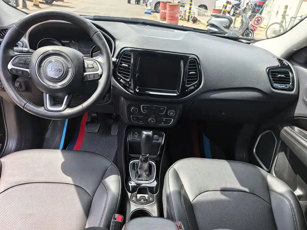 Compass 220 T Auto Home Enjoyment