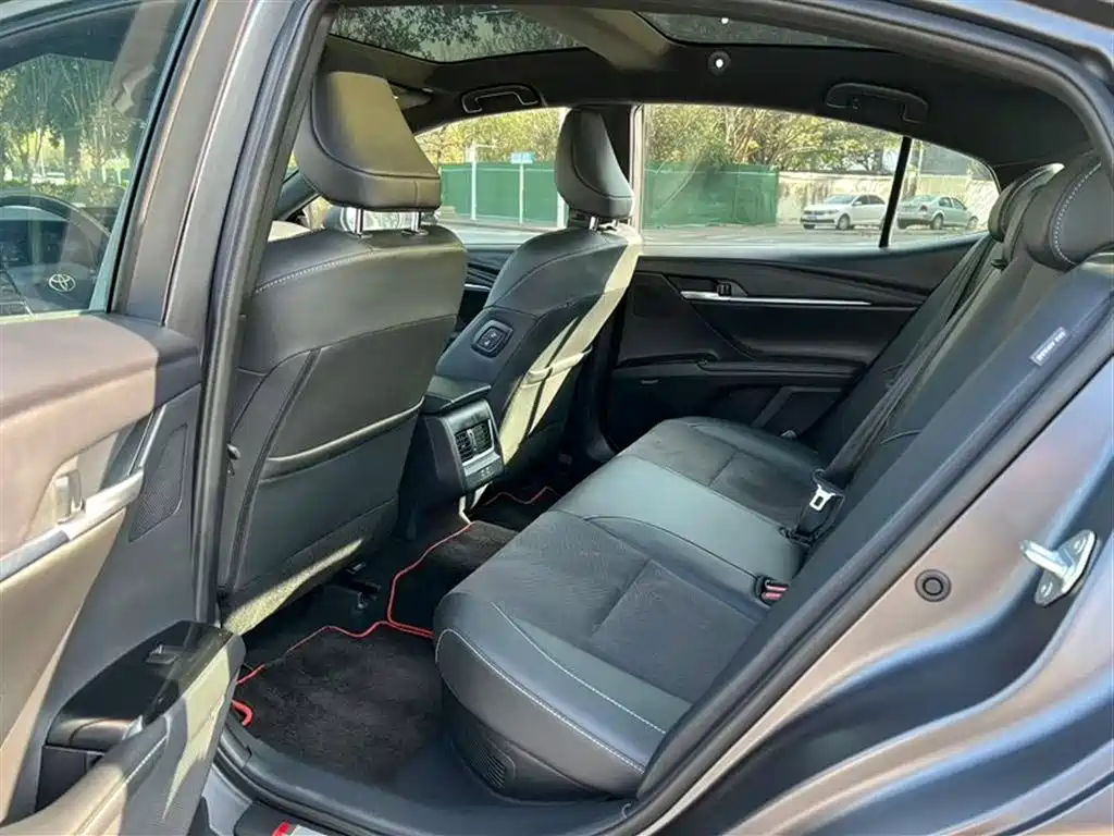 Camry 凯美瑞 2026款 双擎 2.0 HXS 光辉版（磨砂灰）