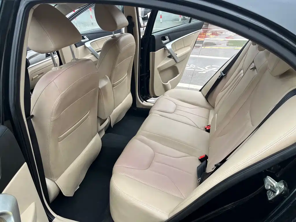 Emgrand Sedan Million 1.5 L CVT Luxury