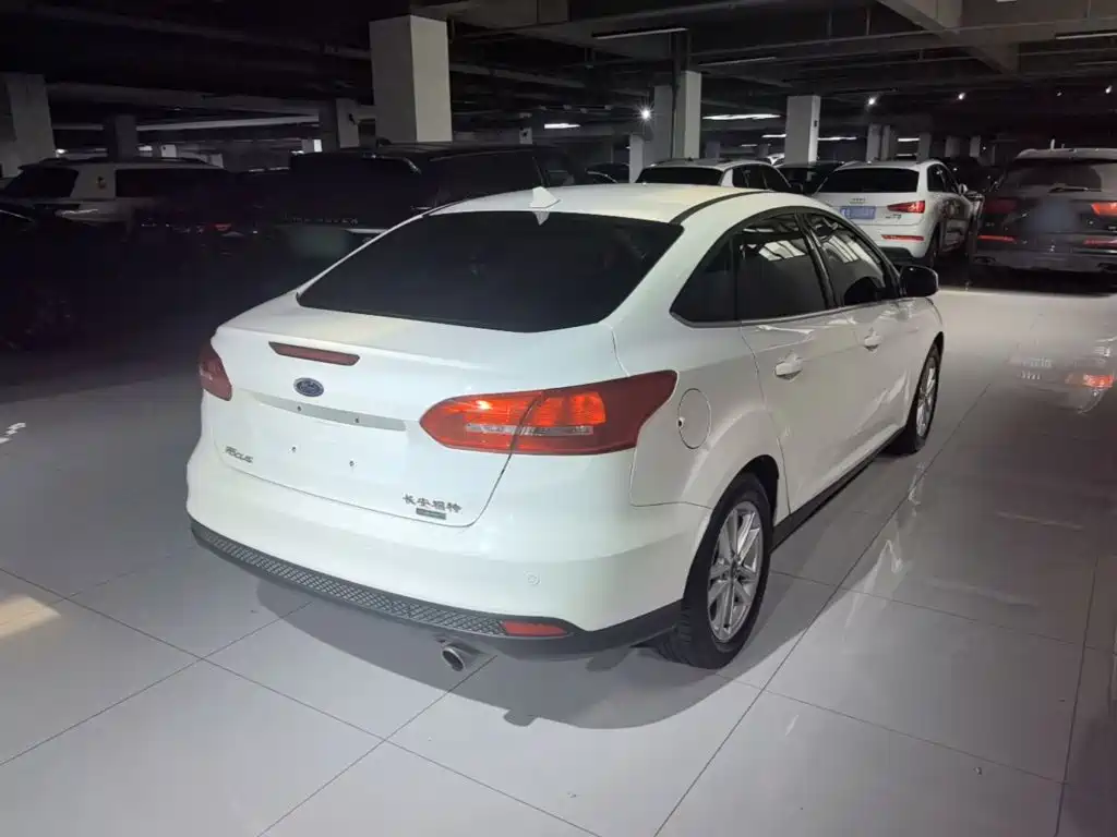Focus Sedan EcoBoost 180 Auto Elite