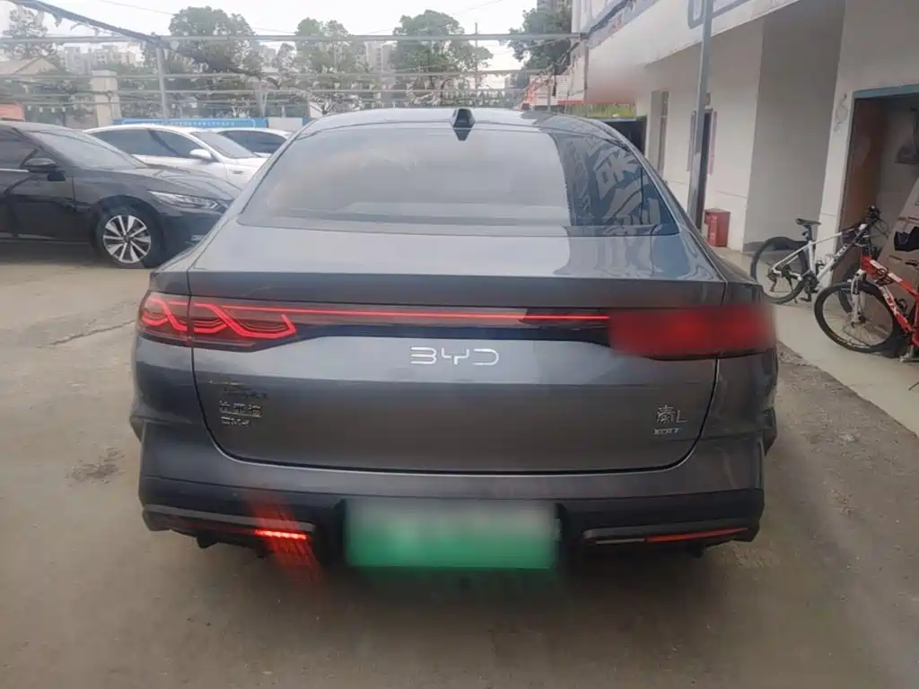 Qin L DM-i Smart Drive 80 KM Leading