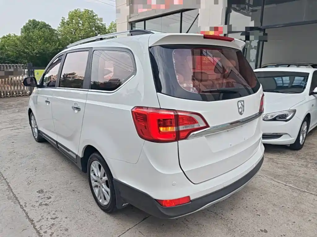 Baojun 730 1.5 L Manual Comfort 7-seat CN-V
