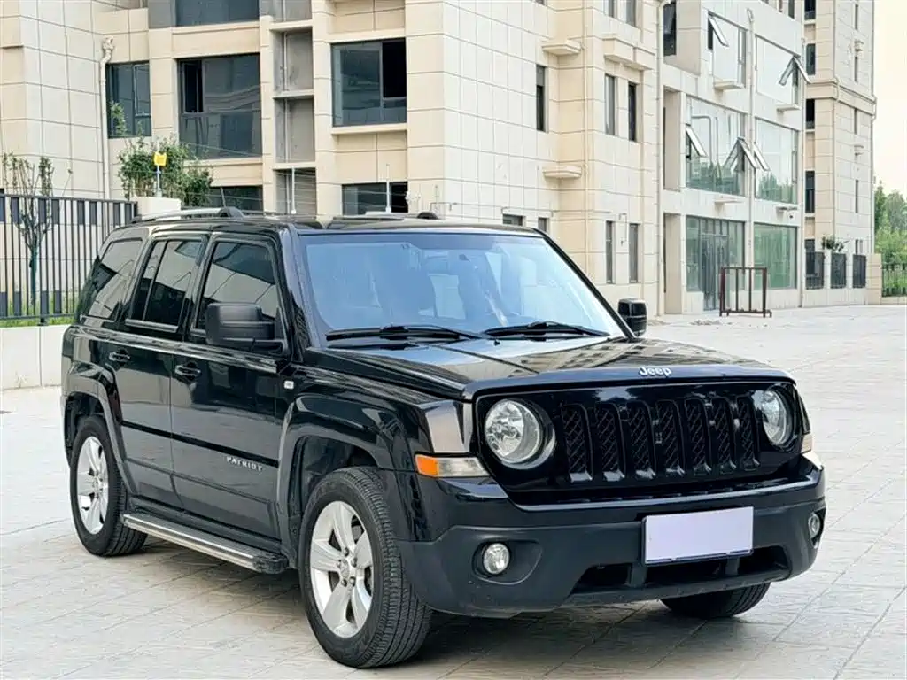 Patriot 2.4 L Luxury Navigation