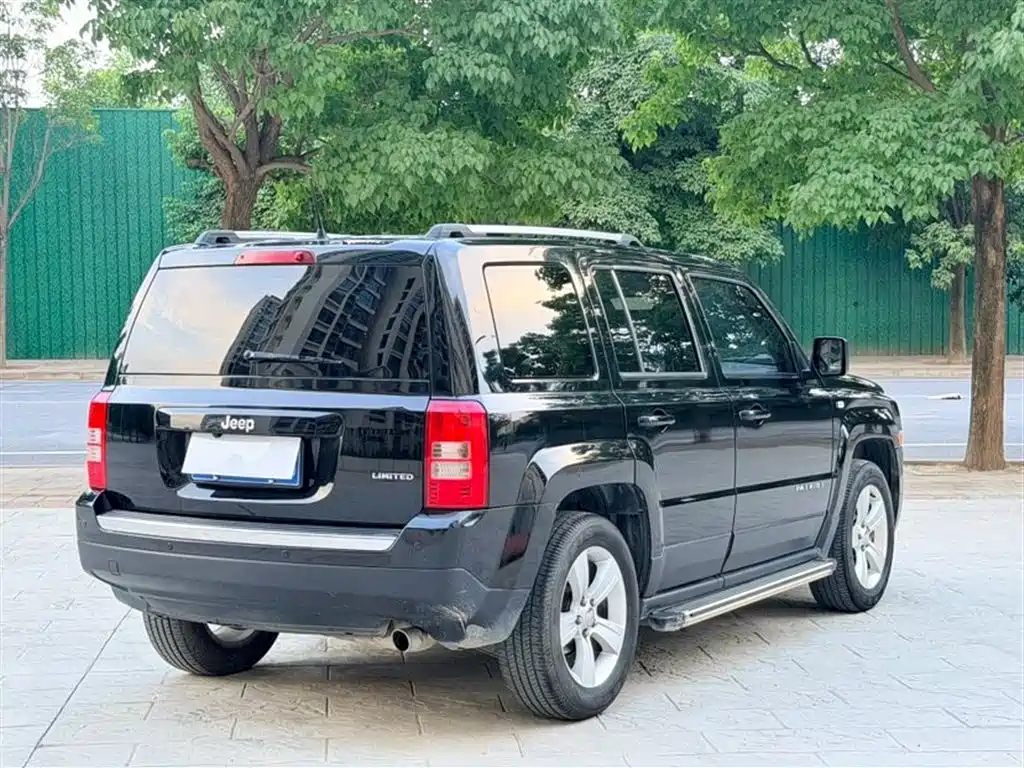 Patriot 2.4 L Luxury Navigation