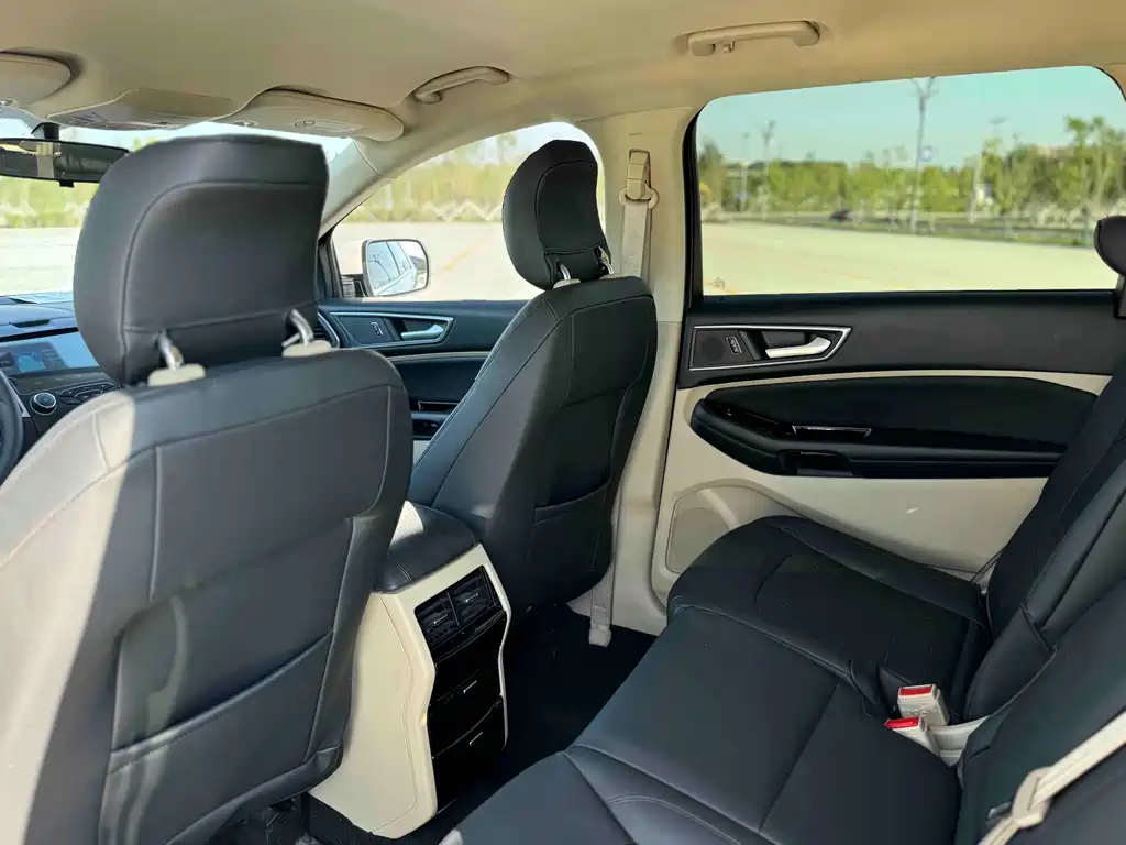 Edge EcoBoost 245 2 WD Elite Sharp 5-seat