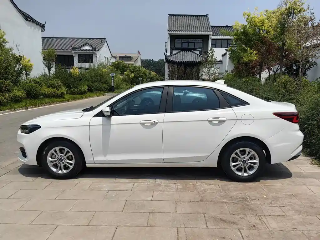 Escort 1.5 L Auto Gold
