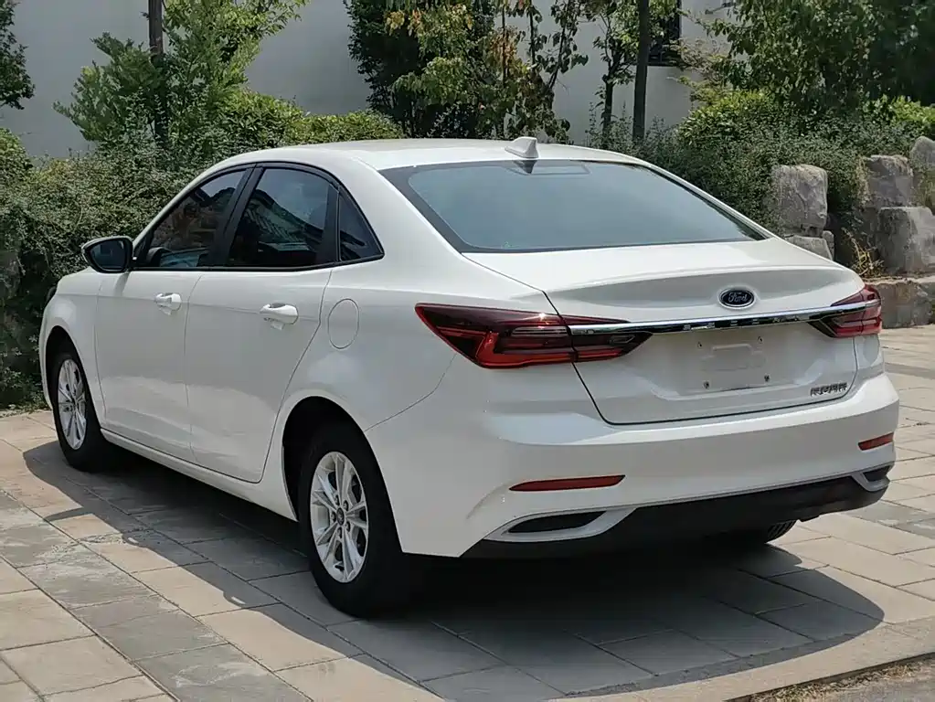 Escort 1.5 L Auto Gold