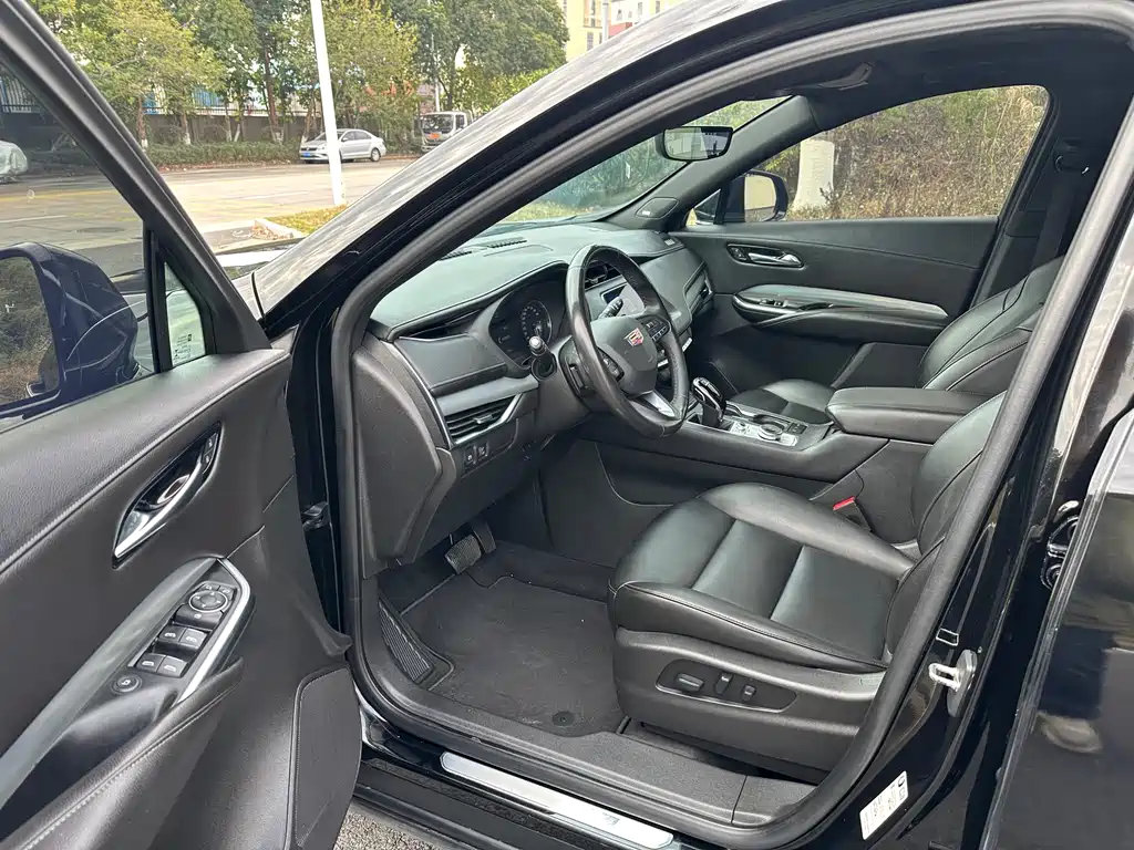 Cadillac XT4 28 T 2 WD Leading