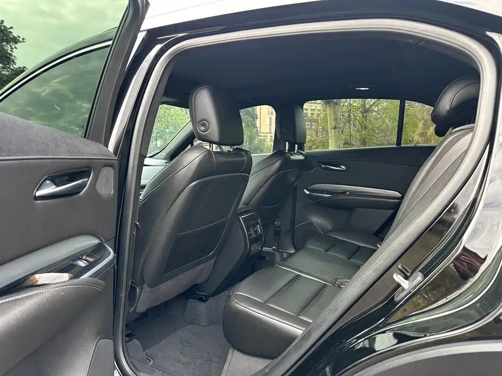 Cadillac XT4 28 T 2 WD Leading
