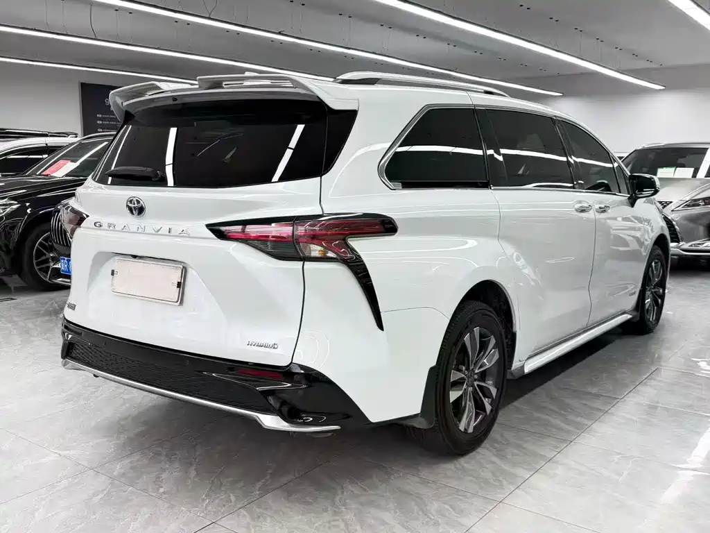 Granvia 2.5 L Hybrid Luxury