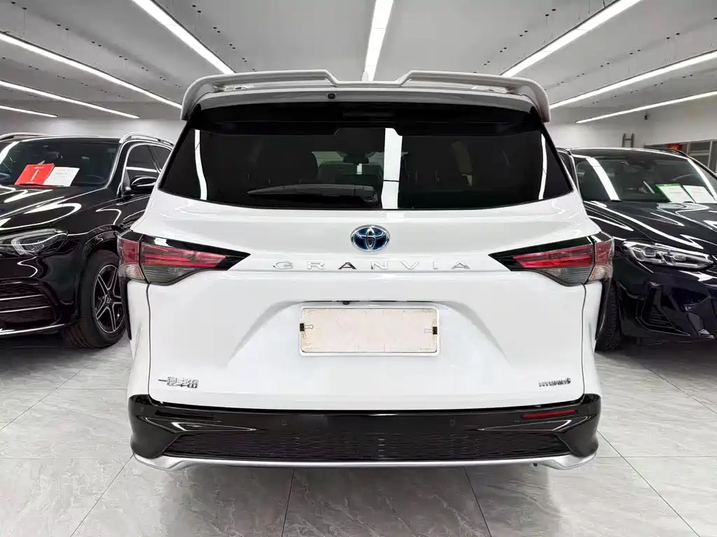 Granvia 2.5 L Hybrid Luxury