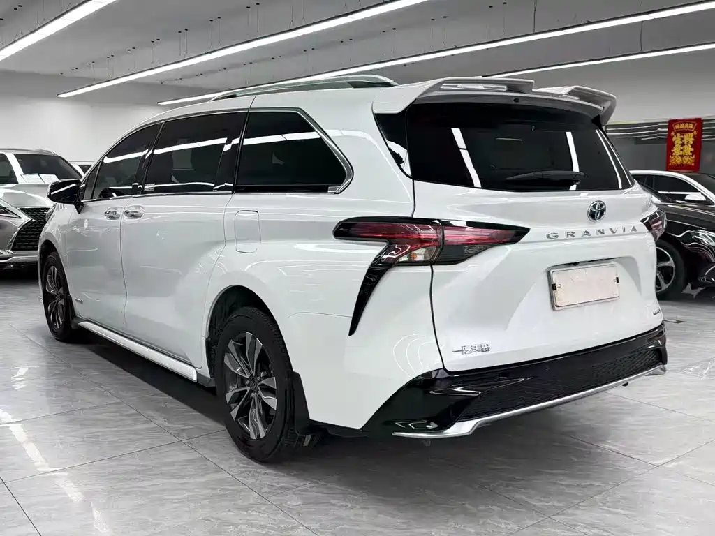 Granvia 2.5 L Hybrid Luxury
